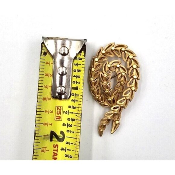 Trifari Swirly Leaf Design Gold Tone Brooch Pin - Picture 2 of 4